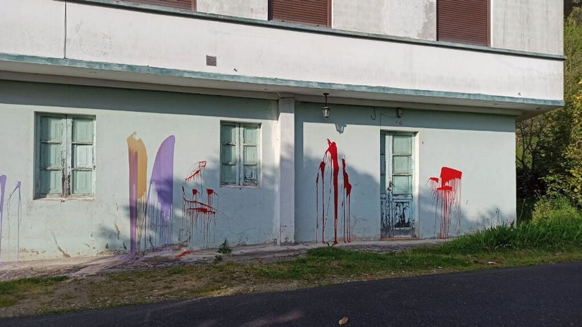 Aparecen pintadas en la casa familiar de un concejal del PSOE en Fene