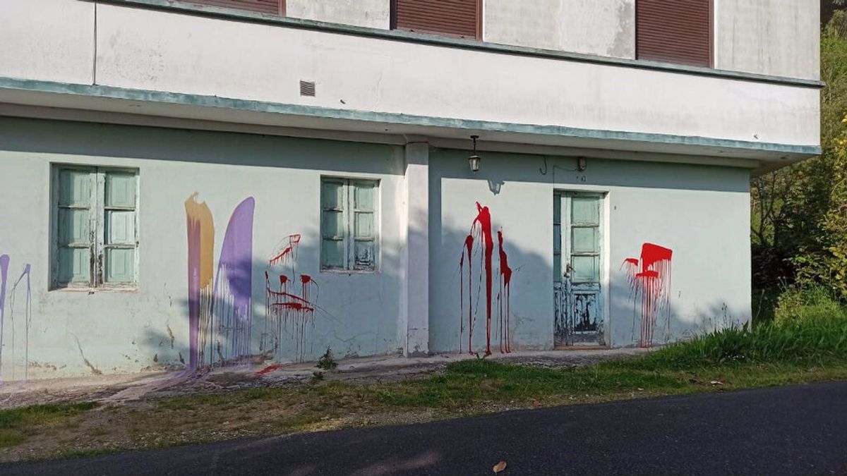 Aparecen pintadas en la casa familiar de un concejal del PSOE en Fene Aparecen pintadas en la casa familiar de un concejal del PSOE en Fene