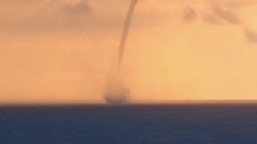 Una gran manga marina recorre la costa de Torrevieja durante 15 minutos