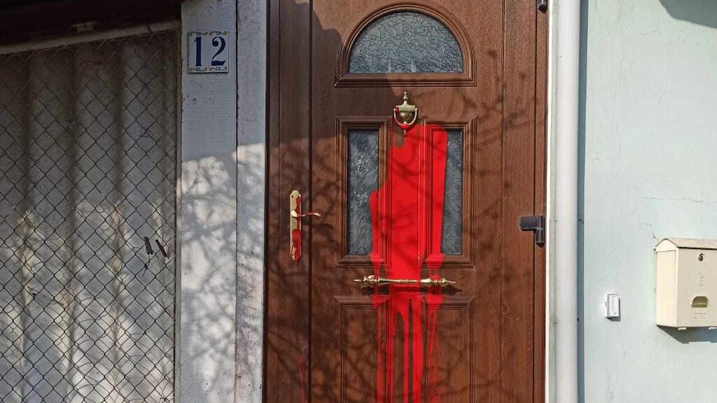 Una mancha de pintura roja en la puerta de entrada a la vivienda.