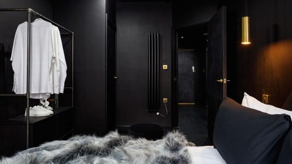 all-black-apartment5-750x500 (1)