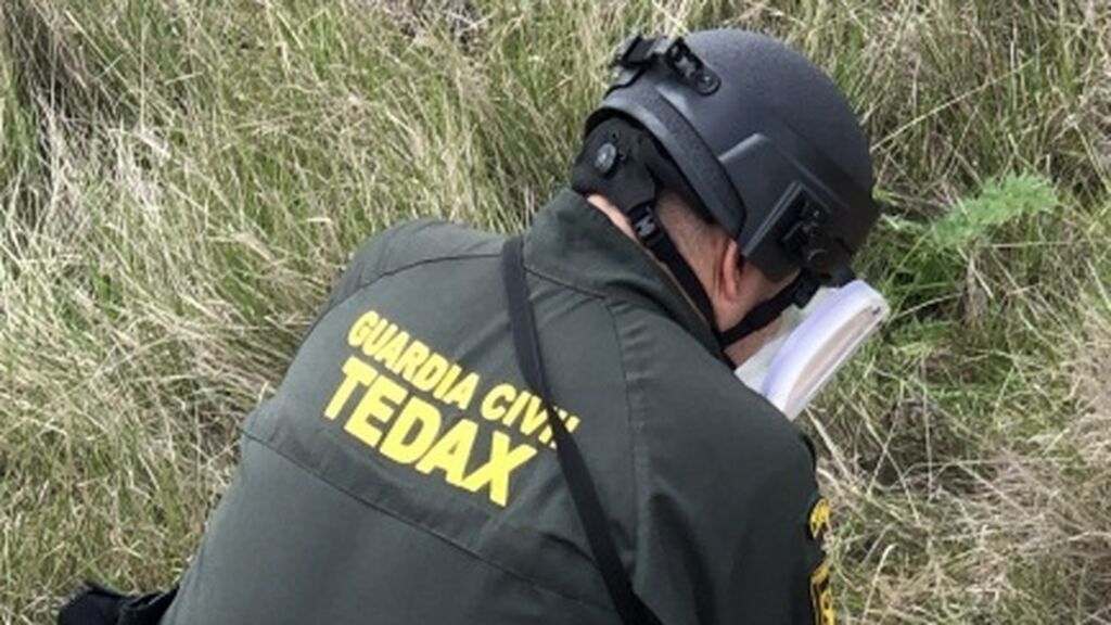 EuropaPress_3037971_agente_tedax_guardia_civil_trabaja_proyectil_guardaba_varon_burgos