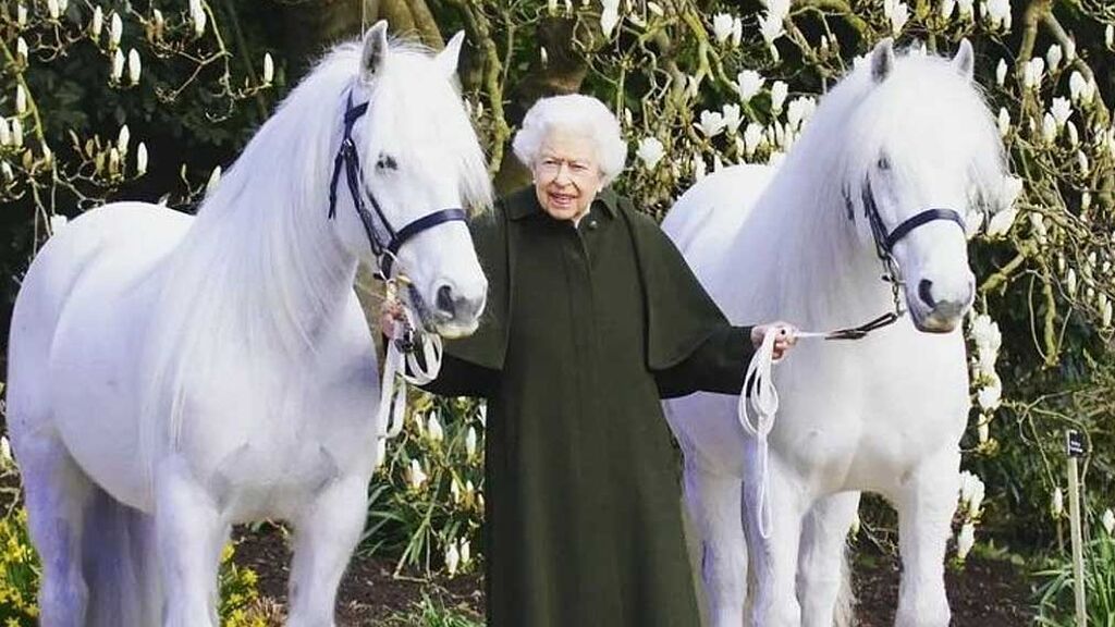 La reina de Inglaterra celebra su 96 cumpleaños con un posado entre sus ponis