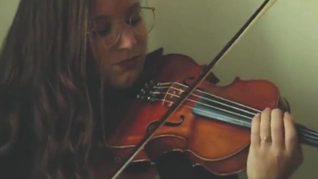 Rocío pide ayuda para recuperar su violín: "Me lo han robado"