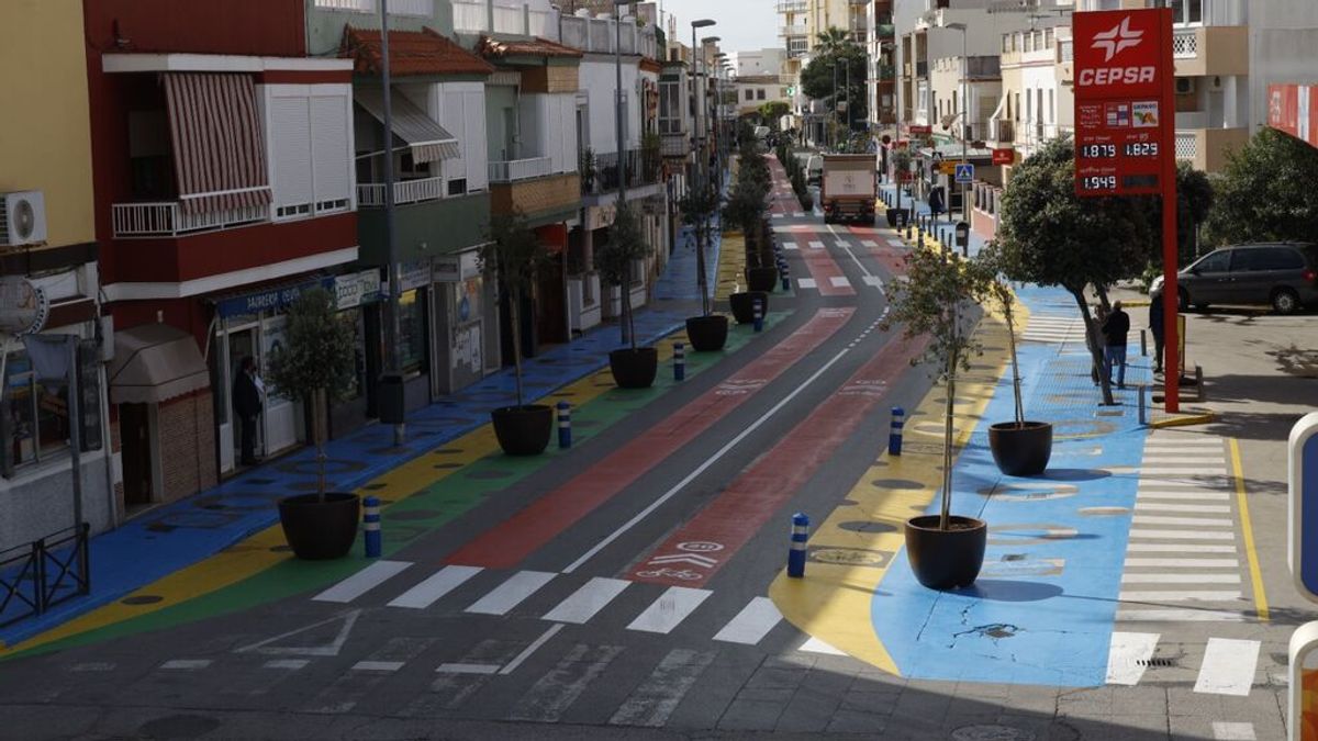 La colorida 'versión Beta' de la avenida María Auxiliadora de Rota da la vuelta a las redes sociales La colorida 'versión Beta' de la avenida María Auxiliadora de Rota da la vuelta a las redes sociales
