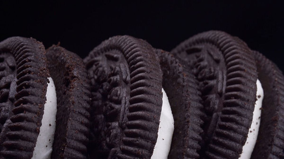 Un estudio señala cómo hay que comerse una galleta de chocolate rellena de crema, según la física