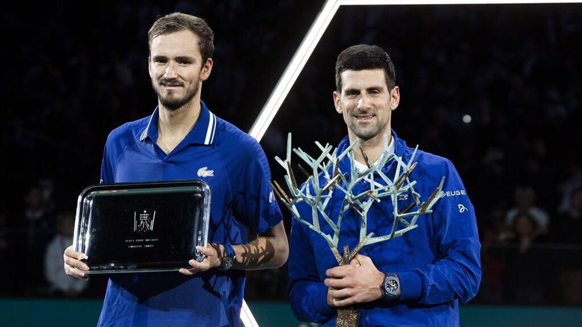 Djokovic protege a los tenistas rusos: "Condenaré la guerra, pero no apoyo la decisión de Wimbledon" Djokovic protege a los tenistas rusos: "Condenaré la guerra, pero no apoyo la decisión de Wimbledon"
