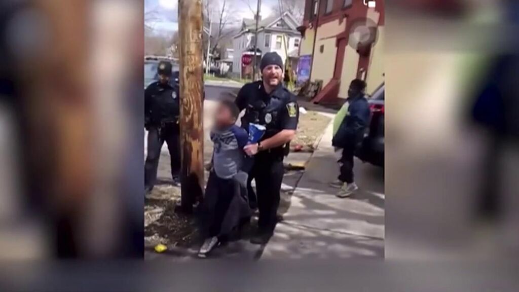 La policía de Siracusa, Nueva York, detiene a un niño de 8 años por robar una bolsa de patatas fritas