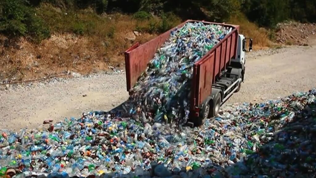 Toneladas de plástico asfixian al planeta: España genera 13 millones de kilos al día