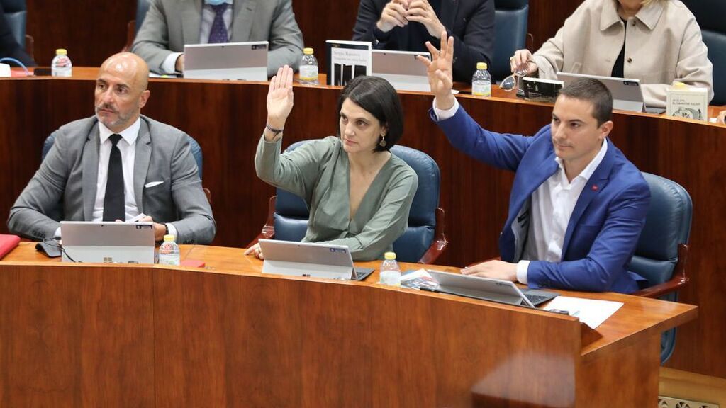 Ayuso y Lobato se atizan por las mascarillas y sus implicaciones familiares