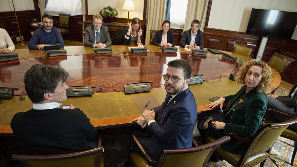 Aragonès , reunido en el Congreso con los partidos supuestamente espiados