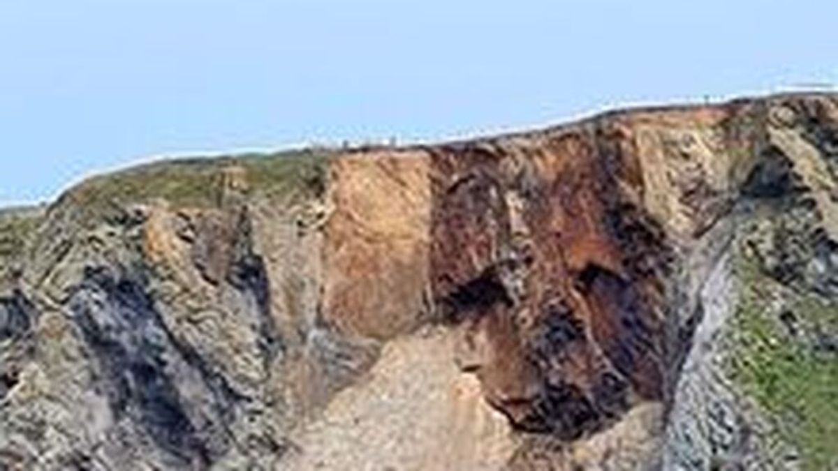 Una cara misteriosa aparece en un acantilado tras un deslizamiento de tierra en Reino Unido