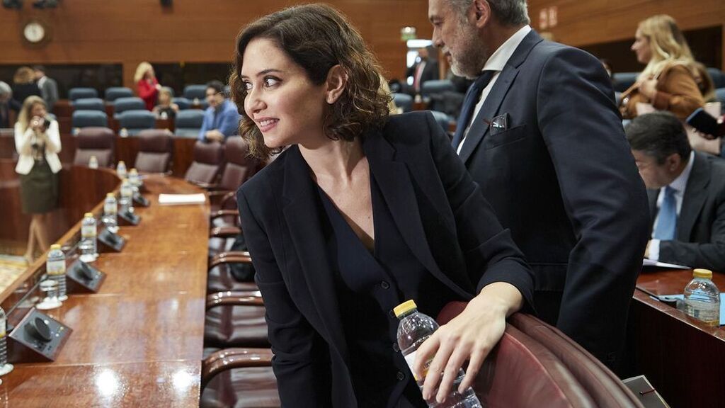 Ayuso "pondría la mano en el fuego" por Almeida en mitad de una gran bronca con la izquierda