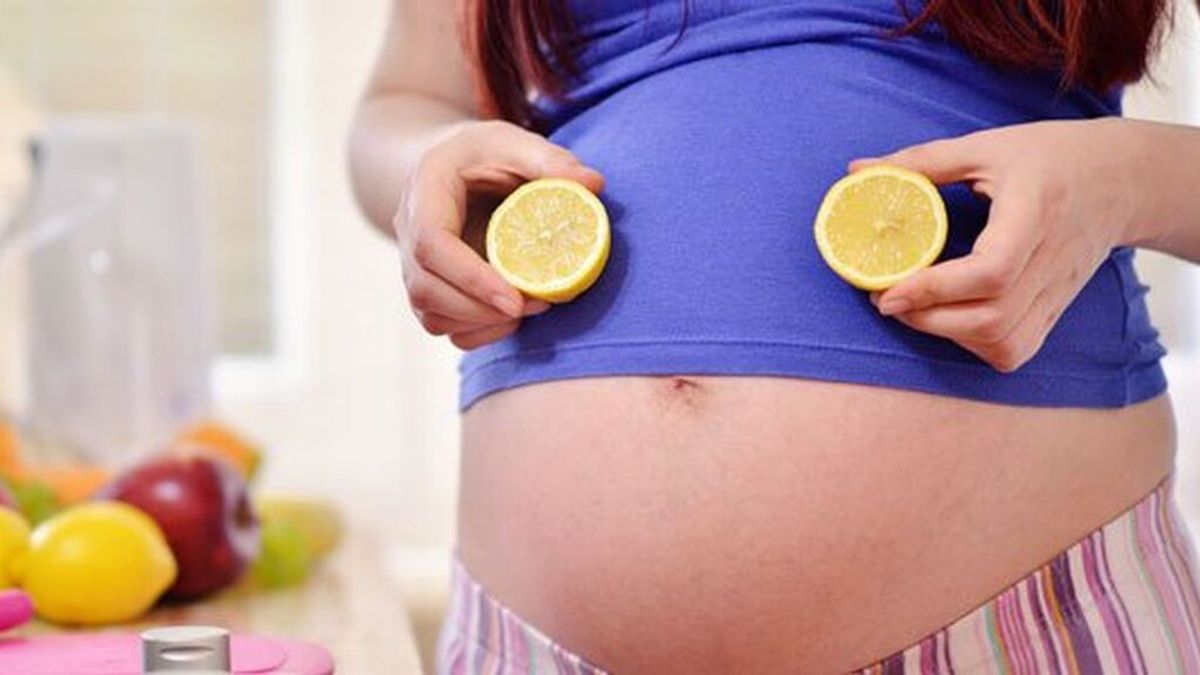 ¿Es bueno tomar agua con limón durante el embarazo? Todo lo que debes saber sobre su consumo.