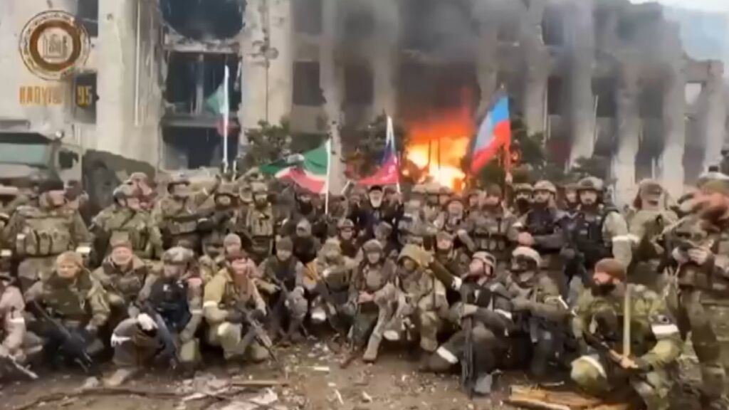Así celebran las tropas chechenas la victoria de Rusia en Mariúpol