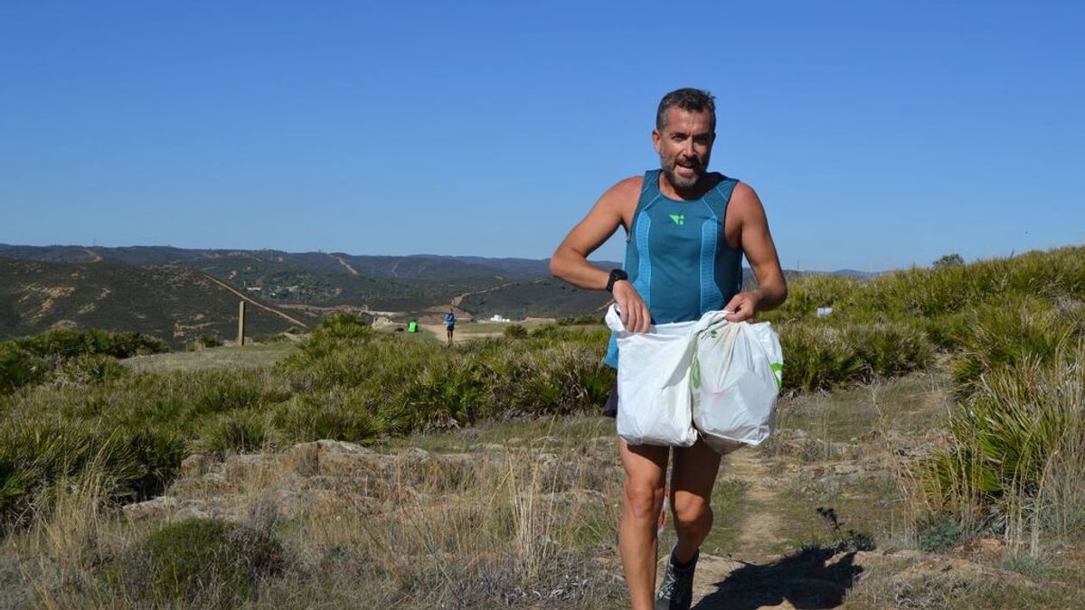 'Quique Bolsitas' el profesor sevillano que vive todo el año en el 'Día de la Tierra' 'Quique Bolsitas' el profesor sevillano que vive todo el año en el 'Día de la Tierra'