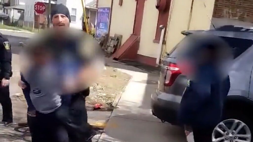 Arrestan a un niño de ocho años por robar una bolsa de patatas fritas