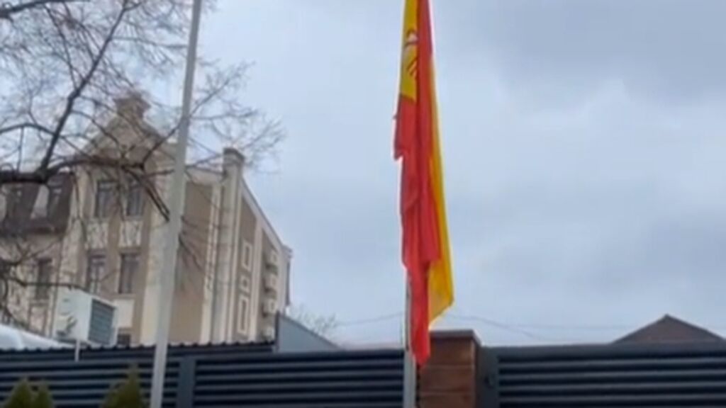 La embajada de España en Kiev reabre sus puertas y vuelve a izar la bandera