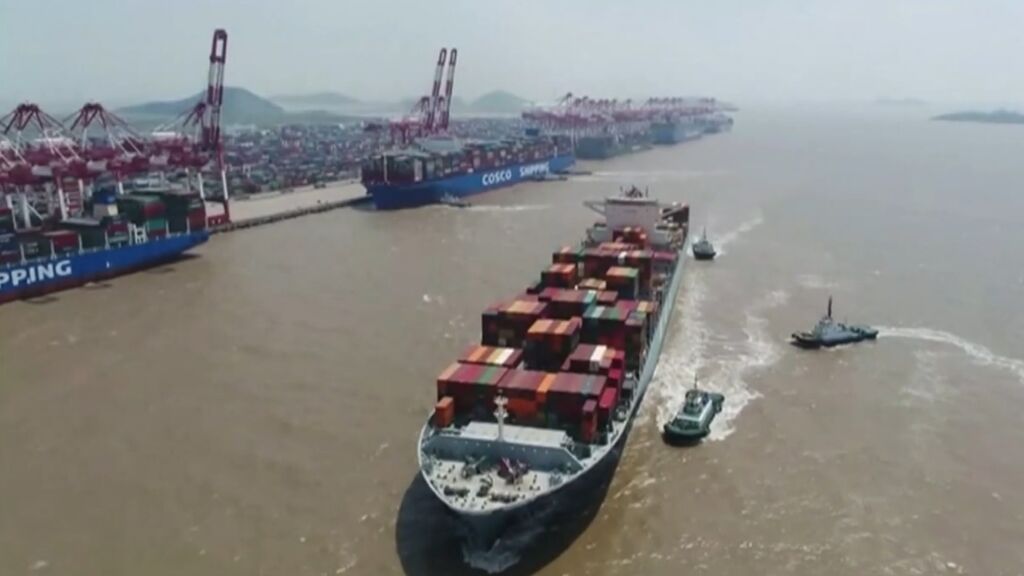 El confinamiento de Shanghái atasca su puerto y amenaza con una subida de precios global