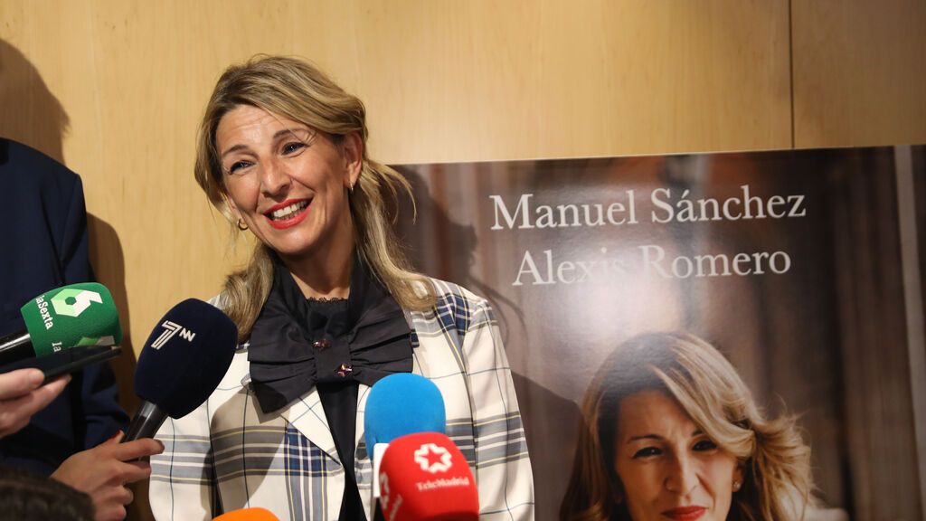 Yolanda Díaz arropada por Montero y la plana mayor de Podemos en la presentación de su biografía