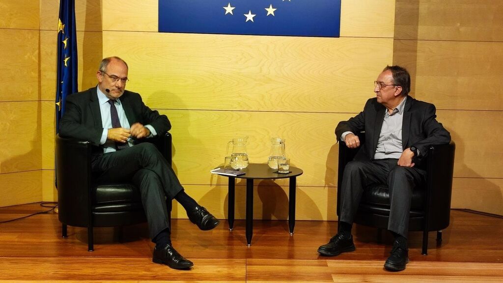 El portavoz del Parlamento Europeo, Jaume Duch, junto con el periodista Lluís Bassets