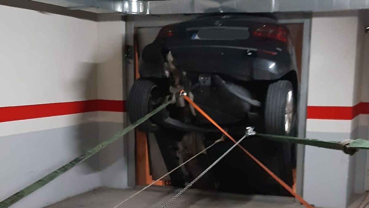 Rescatadas dos personas de un coche que casi se cae por el hueco de un montacargas en A Coruña Rescatadas dos personas de un coche que casi se cae por el hueco de un montacargas en A Coruña
