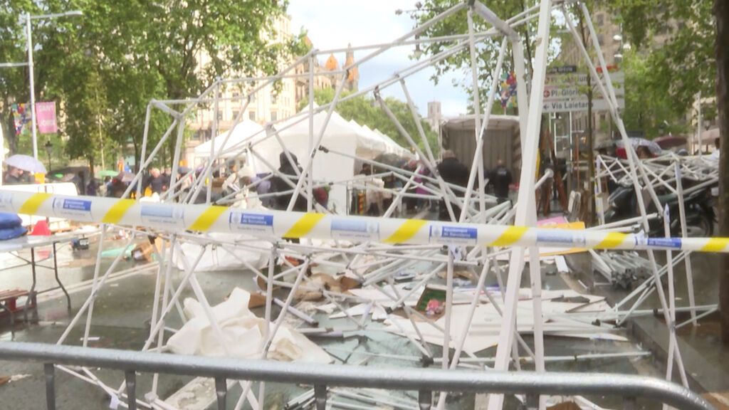 Una de las paradas de libros y rosas destrozadas por Sant Jordi en Barcelona