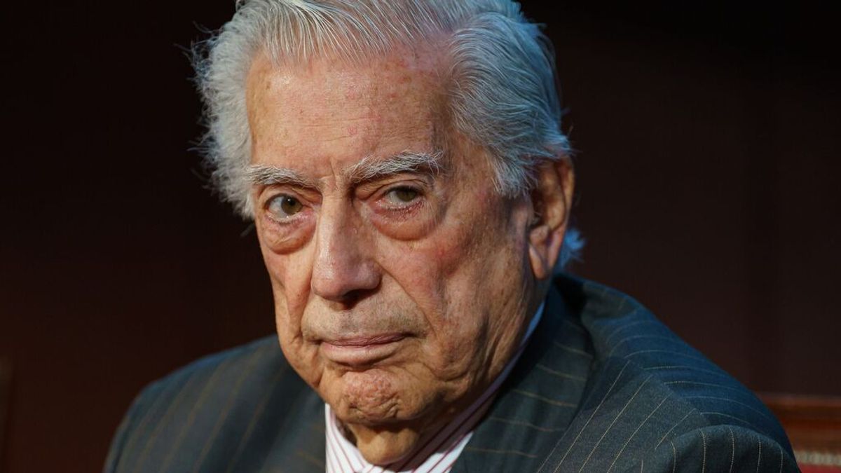 Mario Vargas Llosa da negativo en Covid, pero continúa hospitalizado