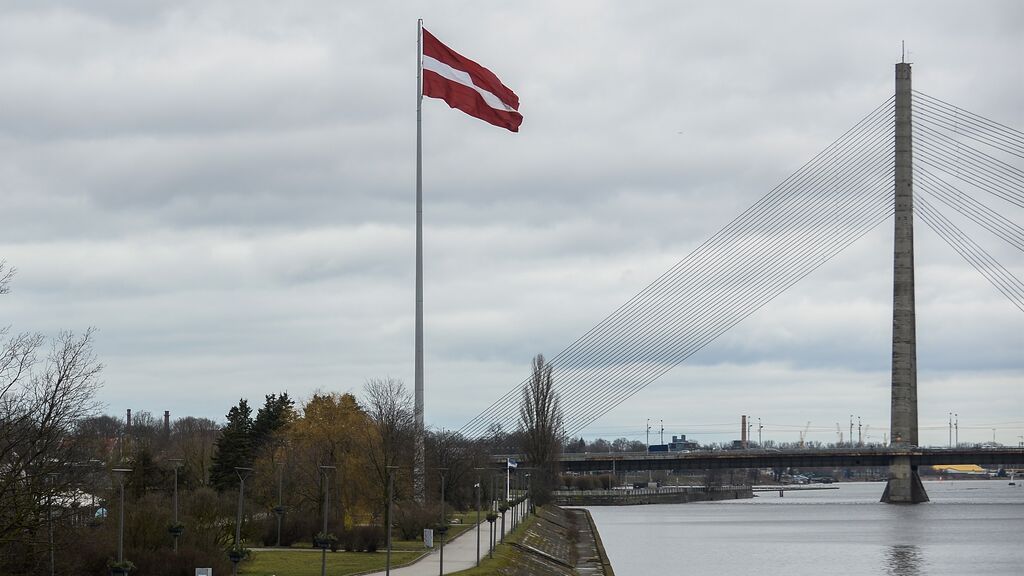 EuropaPress_4371826_bandera_letonia_archivo