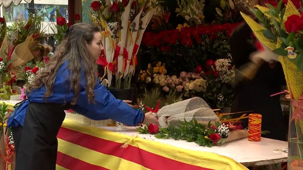 Barcelona vuelve a disfrutar de las rosas y los libros en Sant Jordi, a pesar de la lluvia