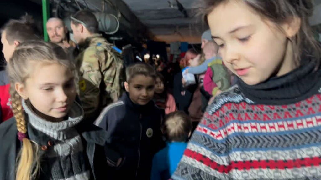 Mujeres y niños resisten en un búnker de la planta siderúrgica de Azovstal: "Queremos volver a casa"