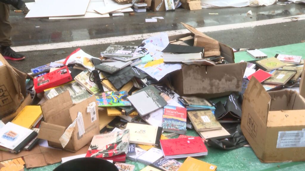 Libros mojados en el suelo durante la jornada de Sant Jordi en Barcelona