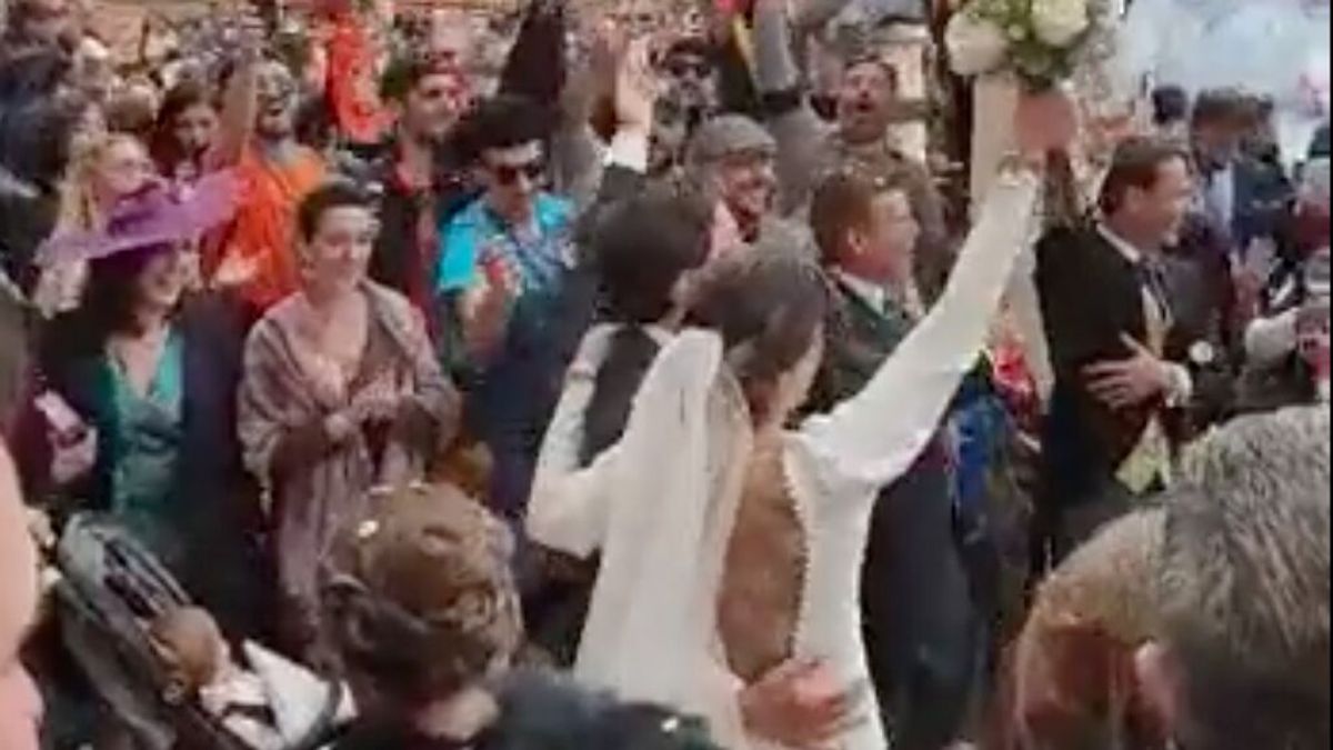 La boda más celebrada del año: miles de aficionados valencianistas vitorean a unos recién casados a la salida de la Catedral de Sevilla La boda más celebrada del año: miles de aficionados valencianistas vitorean a unos recién casados a la salida de la Catedral de Sevilla