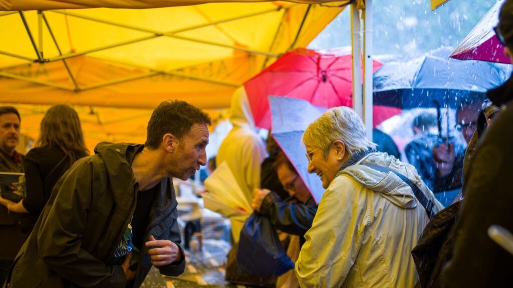 Una granizada en Barcelona interrumpe la fiesta de Sant Jordi en las calles
