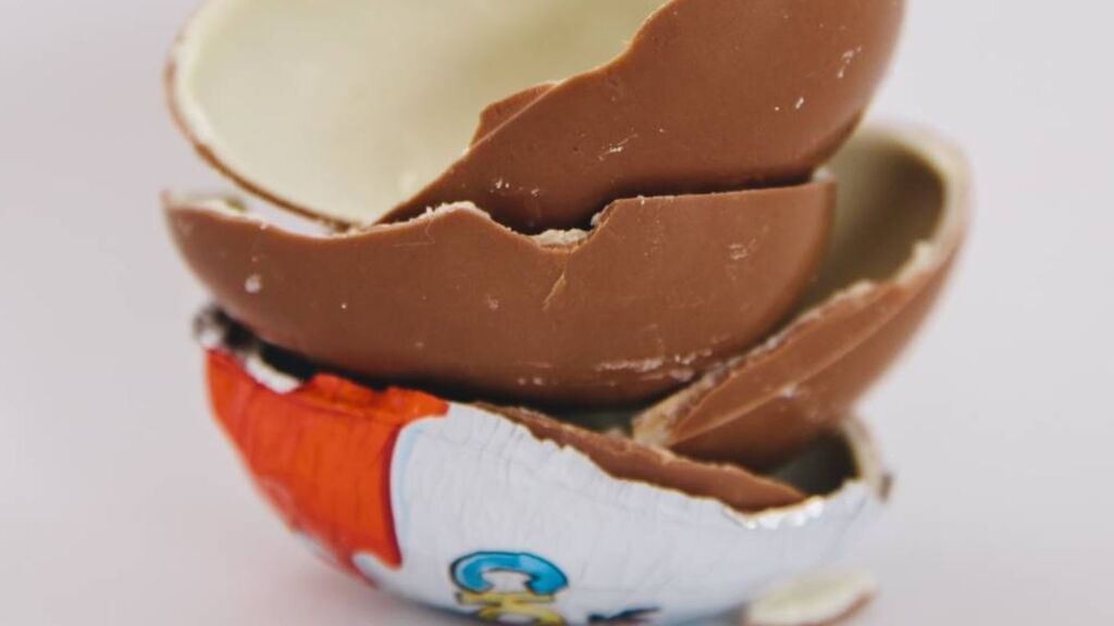 Galicia confirma el primer caso de salmonelosis en un niño por consumo de huevos Kinder: hay otros dos en estudio