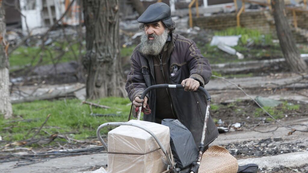EuropaPress_4401587_mariupol_april_23_2022____man_walks_near_damaged_building_in_the_port_city