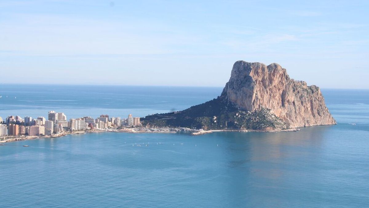 Buscan a dos jóvenes engullidos por el mar tras saltar desde el Peñón de Ifach en Alicante Buscan a dos jóvenes engullidos por el mar tras saltar desde el Peñón de Ifach en Alicante