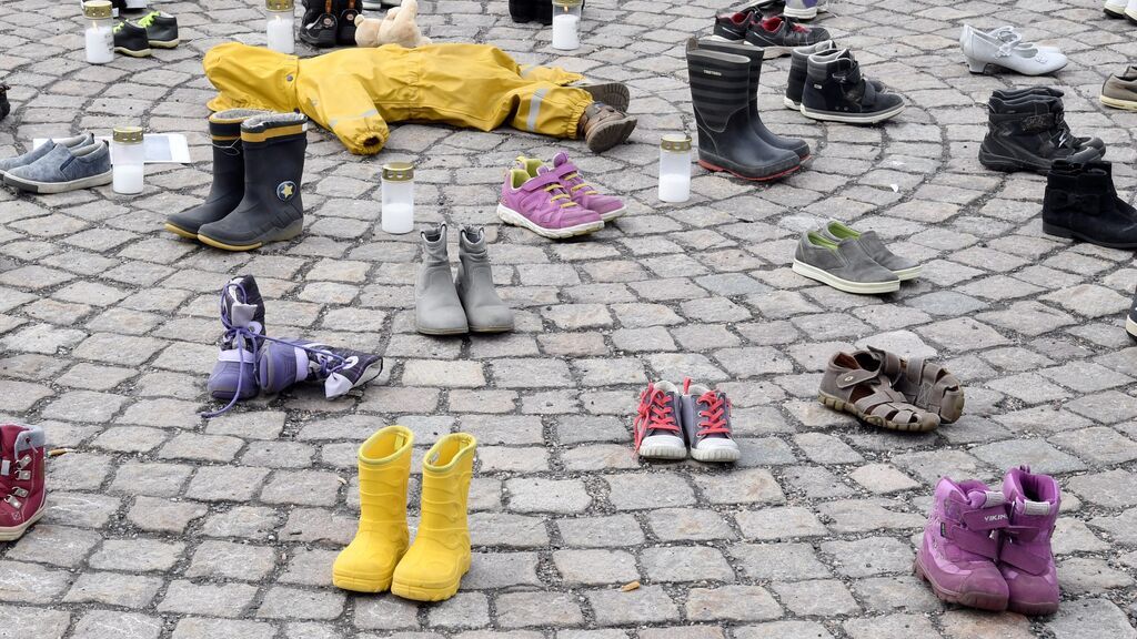 EuropaPress_4374868_10_april_2022_finland_helsinki_childs_overall_shoes_boots_and_candles_can