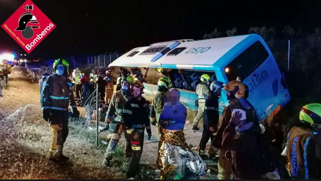 Una decena de heridos al salirse un autobús de la vía y volcar en la A7 en Granja de Rocamora, en Alicante