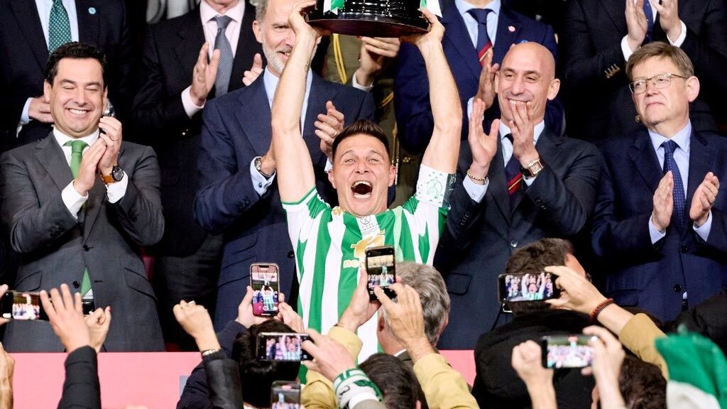 Joaquín levanta el trofeo del Betis