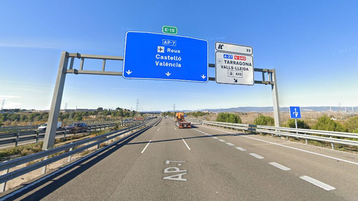 Mueren dos personas atropelladas en la AP-7 en Tarragona tras la colisión de varios coches Mueren dos personas atropelladas en la AP-7 en Tarragona tras la colisión de varios coches