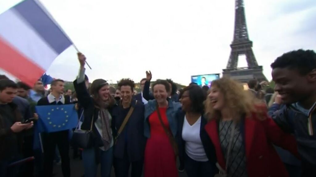 Los seguidores de Macron celebran la victoria del presidente francés