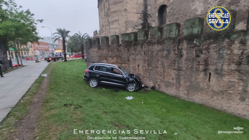 Un coche se estrella contra la Muralla de la Macarena de Sevilla: hay 4 heridos, uno grave