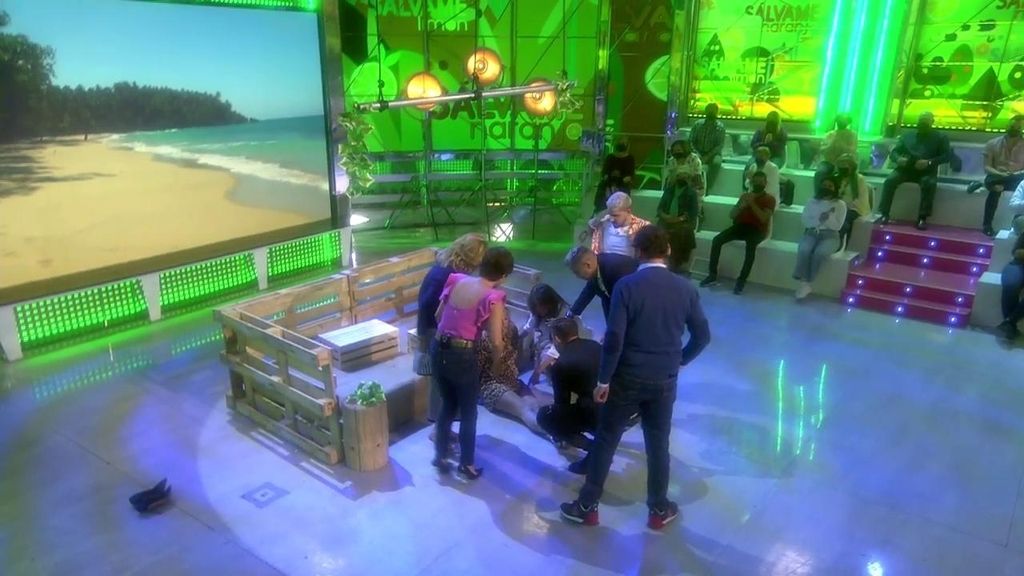 Belén ha resbalado y ha terminado en el suelo