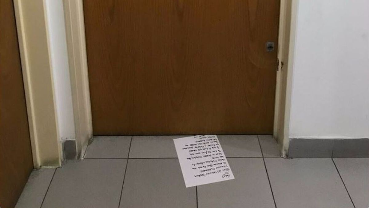 Residentes de un edificio dejan una nota por "ruidos molestos" a un vecino que murió hace dos años