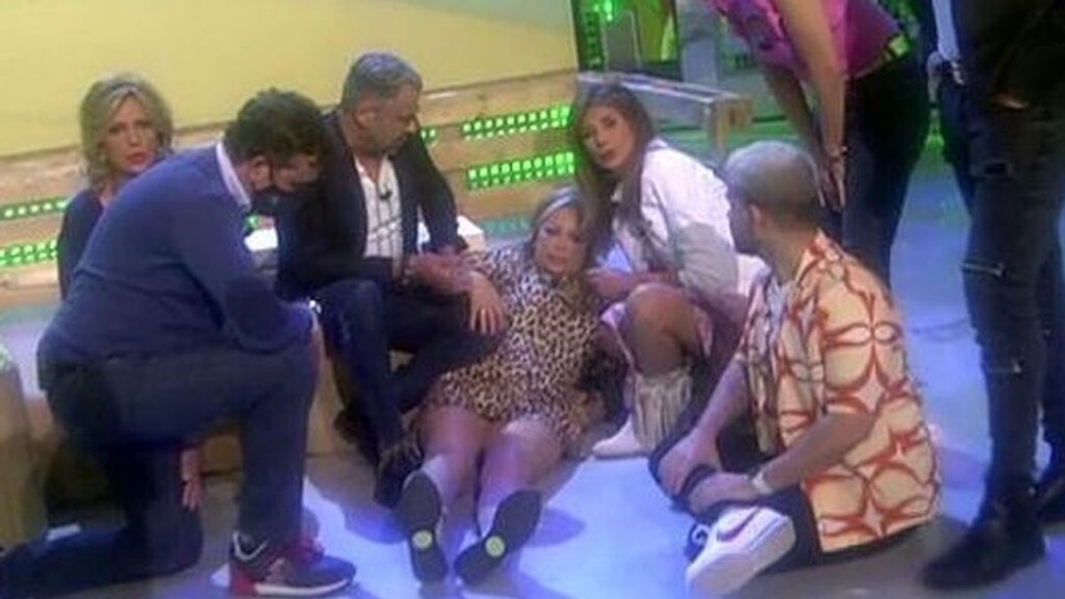 Belén Esteban sufre una caída en plató y es atendida por los médicos Belén Esteban sufre una caída en plató y es atendida por los médicos