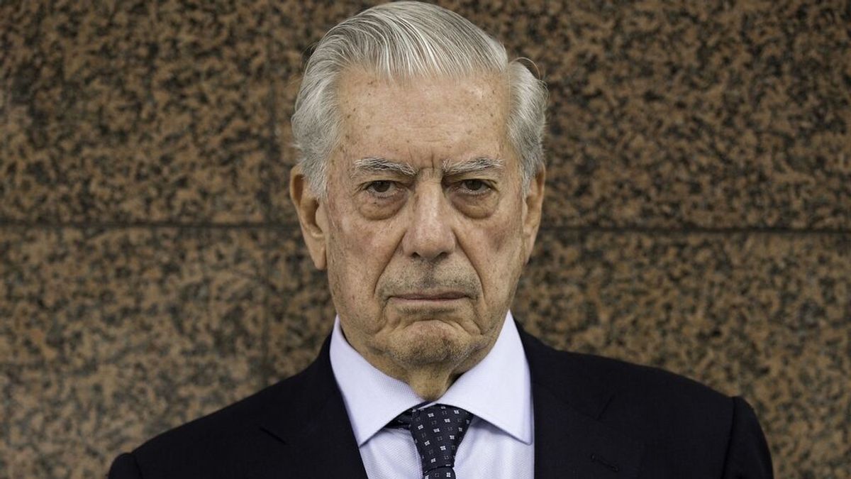 Mario Vargas Llosa deja el hospital tras sufrir covid