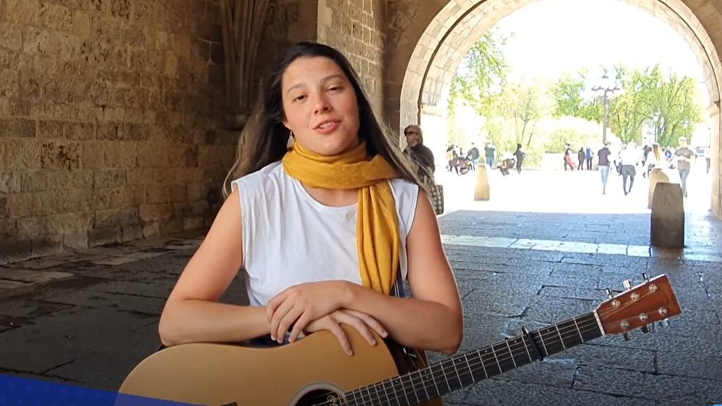 Lucía Téllez,  20 años, de Burgos: cantante y guitarrista