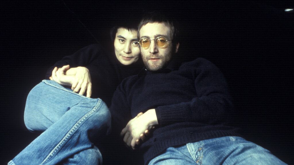 Yoko Ono y John Lennon.