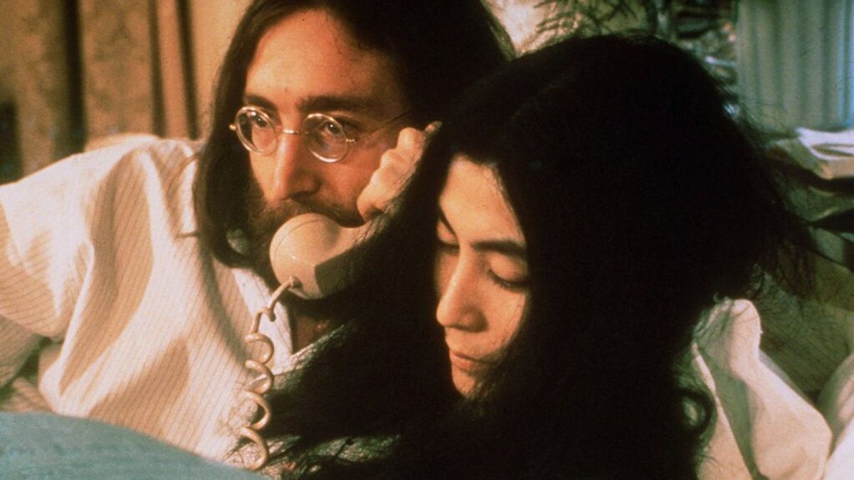 Yoko Ono y John Lenon.
